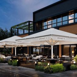 Duże parasole gastronomiczne